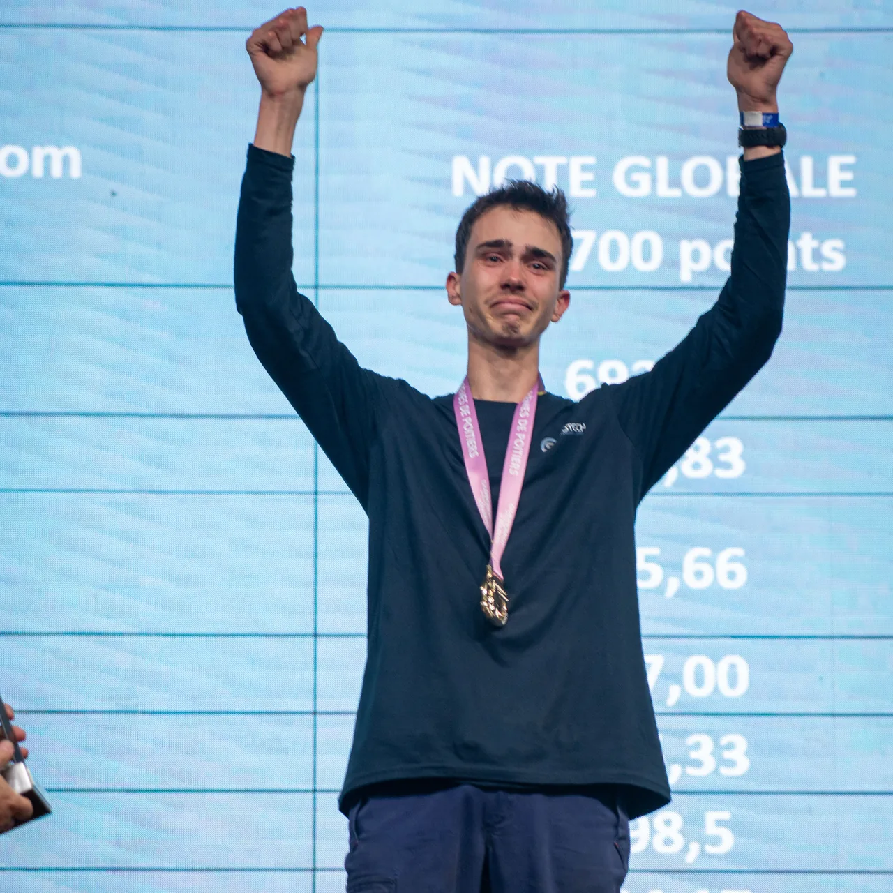 Bras levés sur la première marche du podium, remise des prix 2025