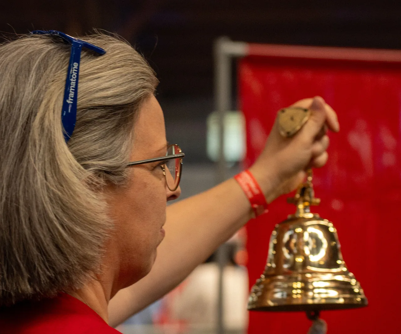 Le coup de cloche de l'organisation qui lance une épreuve, finale 2025