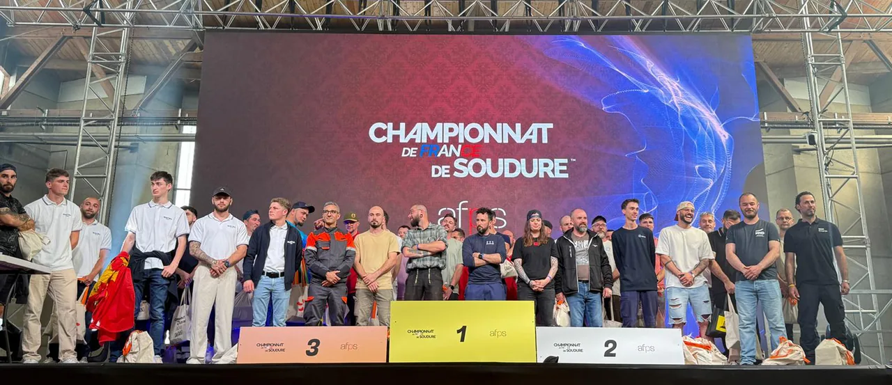 Les finalistes réunis sur la scène des Arènes de Poitiers