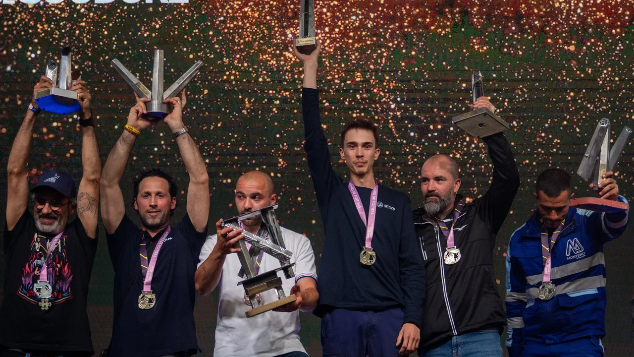 Les six champions de France de soudure 2025 sur le podium des Arènes de Poitiers