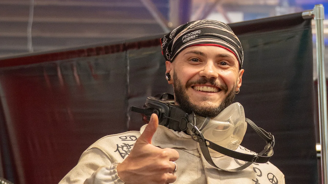 Un finaliste, pouce levé et grand sourire, finale 2025