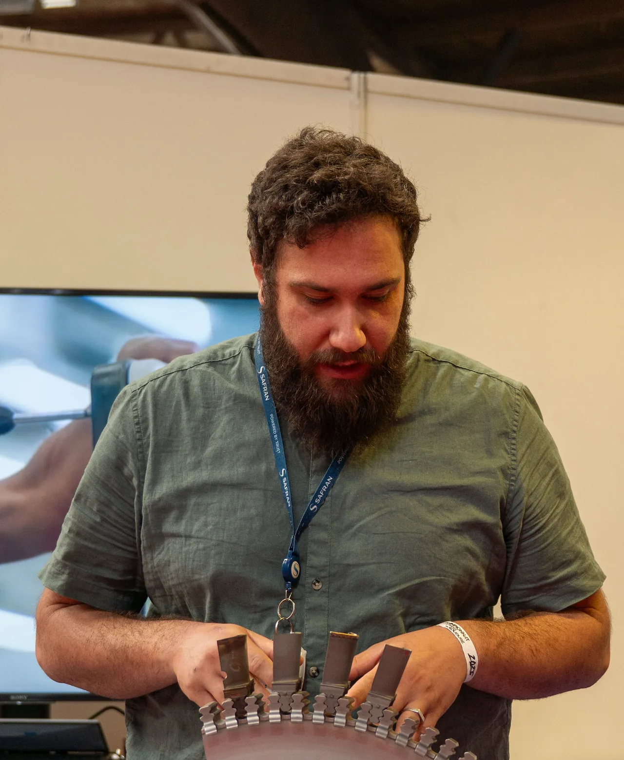 Échange sur le stand d'un partenaire, autour d'une pièce de turbine, finale 2025