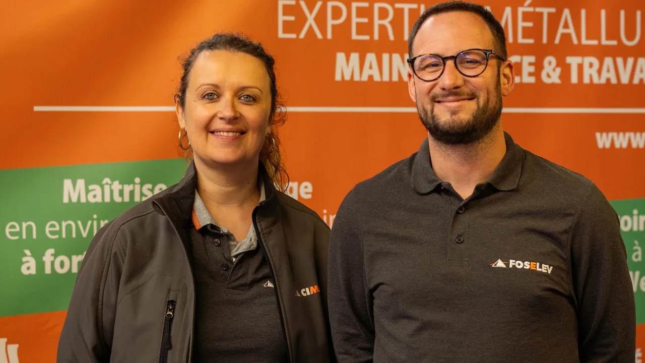 Deux exposants sur leur stand du forum du soudage, finale 2025